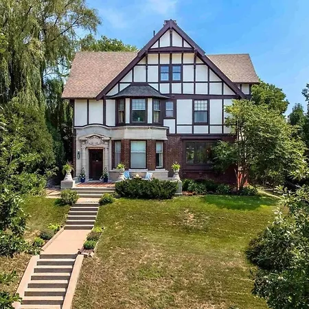 Historic Tudor With River Views & Fun Gaming Room